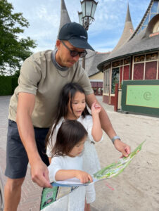 子供たちと遊ぶシュミット・ダニエル選手の画像