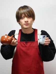 平野紫耀さんがお茶を入れている画像