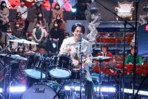 菅生新樹さんがドラムを演奏する画像