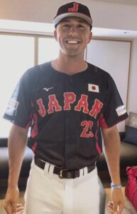 侍ジャパンのユニフォームを着るヌートバー選手の画像