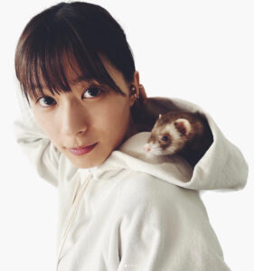 芳根京子さんがフード二動物を入れている画像
