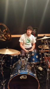新井康徳さんがドラムに座っている画像