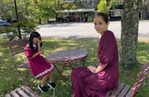 大野リリアナさんの母親とのツーショット画像
