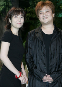 アコーディオン奏者の桑山哲也と藤田朋子夫妻の画像