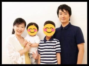 加藤鮎子さんと夫・角田賢明さんと子供の家族画像