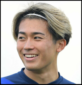 サッカー中村敬斗選手のヘアバンドのメーカーが分かる画像