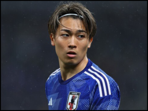 サッカー中村敬斗選手金髪のヘアバンドの髪型画像