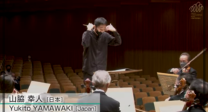 山脇幸人さんがオーケストラを指揮している画像