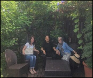 鳥居ユキさんの自宅のベランダで撮影した家族写真