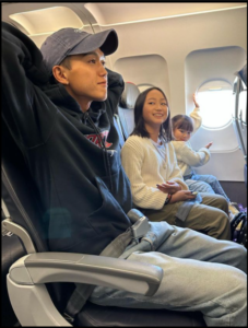 大迫傑と子供が飛行機に乗っている画像