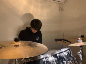 木本慎之介さんの自宅にドラムを設置した画像