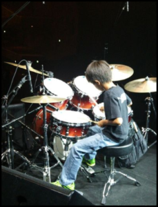 木本慎之介さんの10年前のドラムをしていた画像
