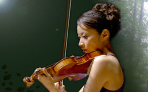HIMARIさんの母親・吉田恭子さんがバイオリンを弾いている画像