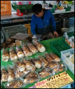 筍販売をしている最中のタケノコ王の風岡直宏さん