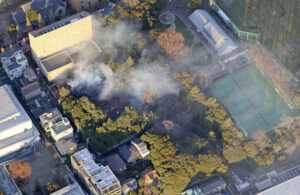 旧田中角栄邸の火災画像