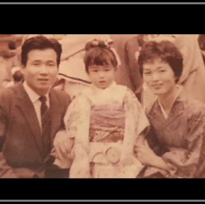 キムラ緑子さんが着物で両親と一緒に写真を取っている画像