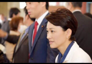 福田達夫夫人（妻）が選挙支援活動をしている画像