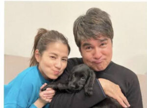 永島優美さんと父・永島昭浩さんが犬をかかえている画像