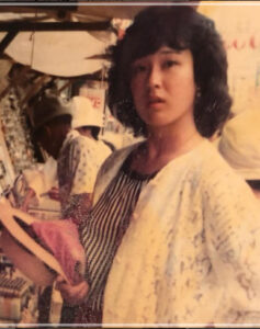 学生時代に白いシャツを着ているキムラ緑子さんの画像
