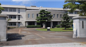 富山県立高岡高校の正面画像
