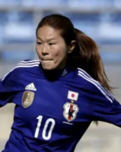 澤穂希さんがサッカーをしている画像